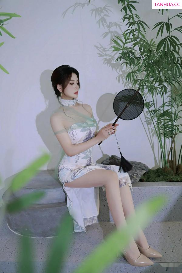   [XiuRen]高清写真图 2025.08.27 No.10694 阿依莎 浅色古风第25张图片